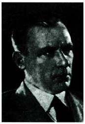 Literaturan berandu samar hasi zelako, beharbada, Mikhail Afanassievitx Bulgakov, 1920 inguruko errusiar idazle gazte gehienen ideologia politiko eta estetikoetatik at geratu zen. Eta nola ez zen bere ideiak ezkutatu zalea, ideologia ofizialaren aurkakotasuna jasan behar izan zuen : horra zergatik ez ziren haren idazlan gehienak argitaratu bera bizi zen artean. Baina, hala ere, ez zen marfilezko dorrean itxi eta ahaleginak egiten segi zuen, zen bezalakoa onar zezaten. Idazlearen eta aginpidearen arteko indarka hori bilakatu zen, hain zuzen, haren obraren gai nagusi . Errusiar tradizioan hain erroturik zegoen idazle erantzukizun astunak ez zuen literaturaren parte jostaria gutxiestera bultzatu, aldiz, irudimenez gainezkako jario geldigaitza zuen, eta maite zituen literatur egiuneak.<br><br>Denetik idatzi zuen. Bere garaikoek, batez ere, antzerkigile gisa ezagutu bazuten ere, gaur egungo irakurleek aberastasun eta sakontasun gehiago aurkituko dute haren kontakizun eta eleberrietan.<br><br>